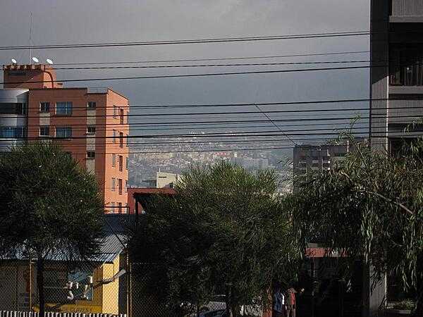 Quito's altitude is approximately 2,800 meters (9,200 ft), making it the second-highest administrative capital city in the world, after La Paz, Bolivia.